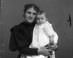 B/N 1891-1905 Mrs Will Mor[?] & Baby
