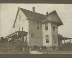 Where is this house? Who owned it? Who are the people on the porch? When is this? 04-2023 House with people on porch