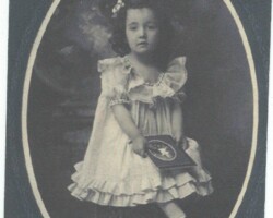 Is this really Lucile Braley Scarth? If not, who? Who was her family? Where did she live? Year of photo? What might be the studio? Saginaw studio portrait of girl holding photo